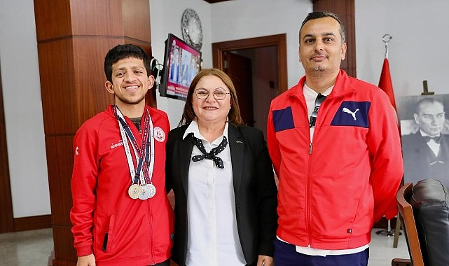 Antalya'da düzenlenen Özel Sporcular Türkiye Yüzme Şampiyonası'nda büyük başarı elde eden Erdem Günay Atacan Didim Belediye Başkanı Hatice Gençay'ı ziyaret etti- Haber Şafak