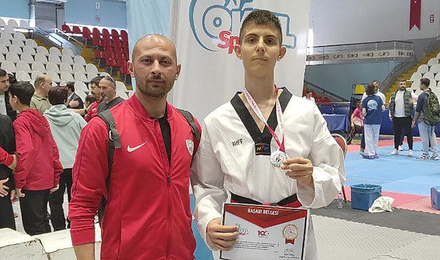 Foça Belediyespor Kulübü Taekwondo Şubesi Sporcusu Asrın Yağız Büyükyavuz, yarı final elemelerini altın madalya ile geçti- Haber Şafak
