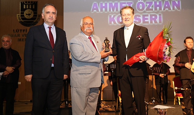 Karaman Belediyesi'nin katkılarıyla sahne alan ünlü sanatçı Ahmet Özhan ve İstanbul Tarihi Türk Müziği Topluluğu'nun konseri ilgiyle izlendi- Haber Şafak