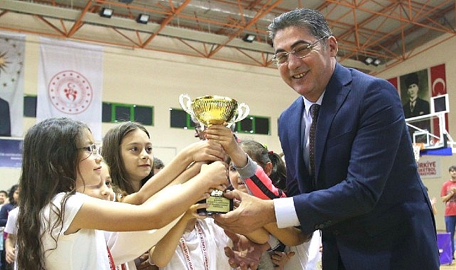 10. Geleneksel Çocuk Oyunları, Burhaniye Atatürk Kapalı Spor Salonu'nda düzenlenen ödül töreni ile tamamlandı- Haber Şafak