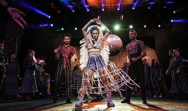 “Aşık Shakespeare" için sezonun İstanbul'daki son oyunları 27-28 Mayıs'ta Zorlu PSM'de- Haber Şafak