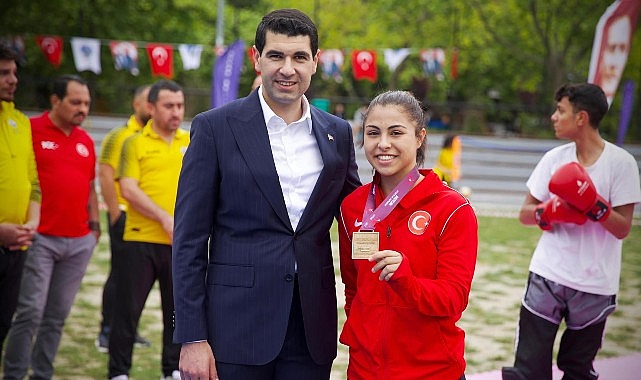 Avcılar Belediye Spor Kulübü'nün genç yıldızı Delal Kadir Yunanistan'da düzenlenen U15 Avrupa Güreş Şampiyonası'ndan altın madalyayla döndü- Haber Şafak