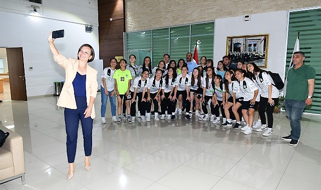 Başkan Kınay Orbit Karabağlarspor Kız Futbol Takımı'yla buluştu: Şampiyonluk bekliyoruz- Haber Şafak