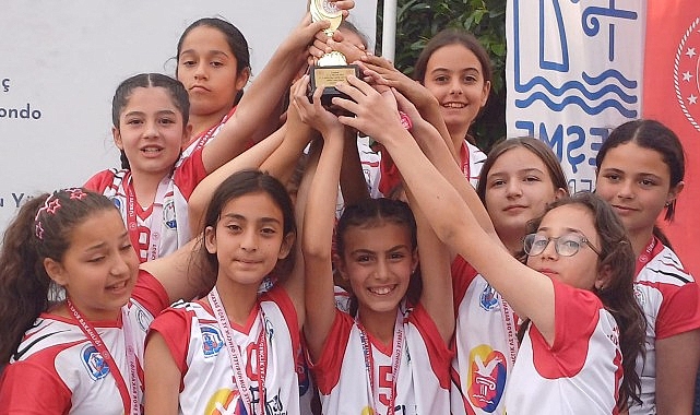 Bu yıl 17.si düzenlenen Yarımada Spor Oyunlarına katılan Efes Selçuklu sporcular, çeşitli derecelerde ödül alarak madalya ve kupalarla ilçeye döndüler.- Haber Şafak