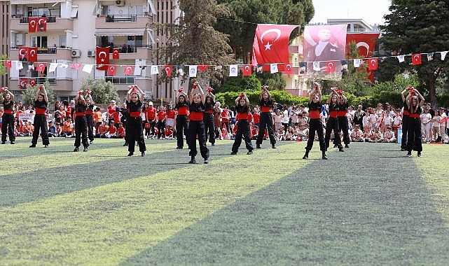 Gençlerin halk oyununa giderek artan ilgisine Efes Selçuk Belediyesi destek oluyor.- Haber Şafak