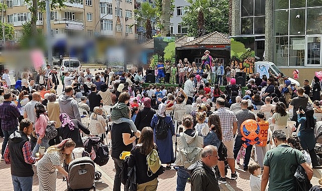Gölcük Belediyesi kültür-sanat etkinlikleri kapsamında Değirmendere Çınarlık Meydanı'nda düzenlenen Çocuk Şenliği yoğun ilgi gördü- Haber Şafak
