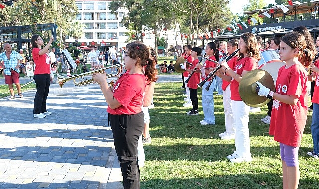 Kemer Belediyesi Gençlik Orkestrası'ndan mini konser- Haber Şafak
