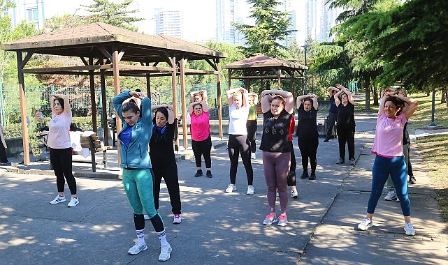 Küçükçekmece Belediyesi, kent sakinlerini güne zinde başlatmak ve sağlıklı bir yaşama teşvik etmek amacıyla açık havada sabah sporları düzenliyor- Haber Şafak