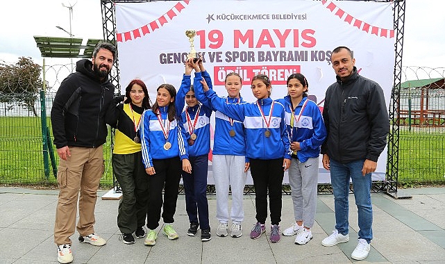 Küçükçekmece Belediyesi ve İlçe Milli Eğitim Müdürlüğü işbirliği ile okullar arası 19 Mayıs Gençlik ve Spor Bayramı kros yarışması düzenlendi- Haber Şafak