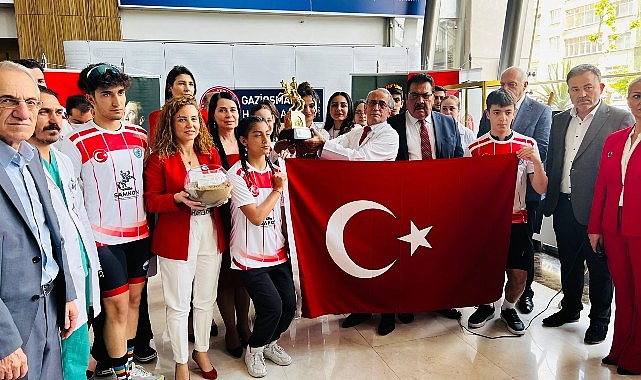 Samsun'dan Gelen Bayrak ve Toprak Genç Doktorlara Teslim Edildi- Haber Şafak