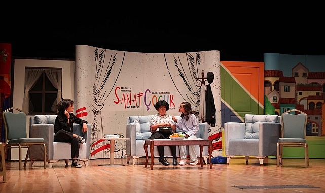 Selçuklu Belediyesi Sanat Akademisi'nde tiyatro eğitimi alan öğrencilerin  sahneye aktardıkları  “Paldır Güldür Şov” isimli tiyatro gösterisi bir kez daha izleyicilerden büyük beğeni aldı- Haber Şafak