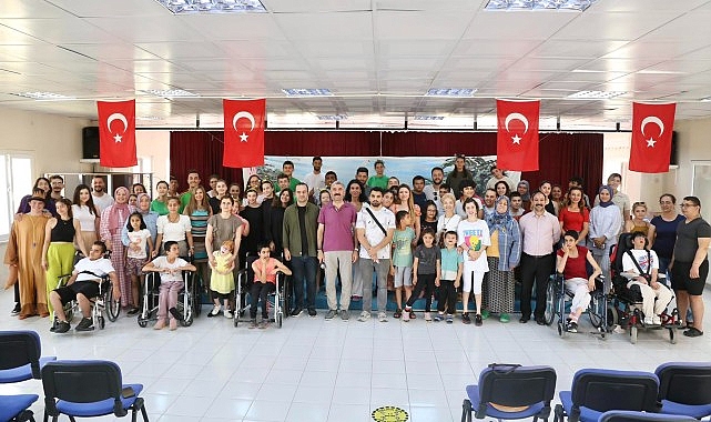 Burhaniye Belediyesi Kent Tiyatrosu (BBKT), Burhaniye Ticaret Odası Özel Eğitim Uygulama Okulu'nda özel bir tiyatro gösterisi sergiledi- Haber Şafak