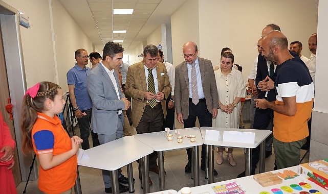 Selçuklu İlçe Kaymakamı Eflatun Can Tortop ve Selçuklu Belediye Başkanı Ahmet Pekyatırmacı, Şehit Erkan Kurşun İlkokulu'nda öğrencilerin çalışmalarından oluşan yıl sonu sergisine katıldı- Haber Şafak