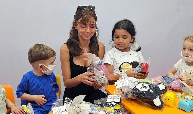 Ünlü oyuncu Aslıhan Malbora tedavi gören çocuklara bayram için “Tebessüm Bebekleri” hediye etti.- Haber Şafak