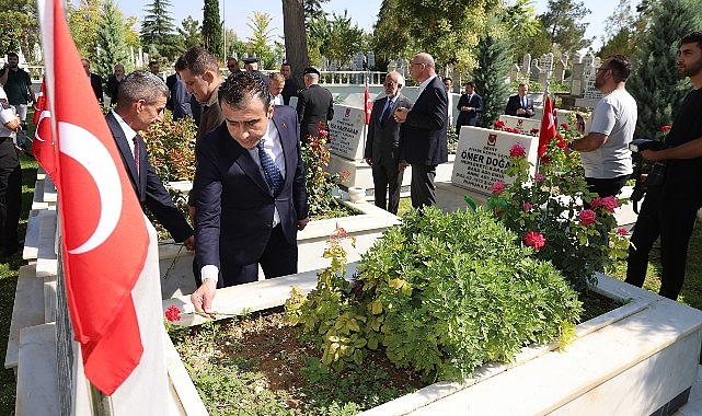 15 Temmuz Demokrasi ve Milli Birlik Günü etkinlikleri kapsamında kent mezarlığındaki şehitlik ziyaret edildi. 1- Haber Şafak