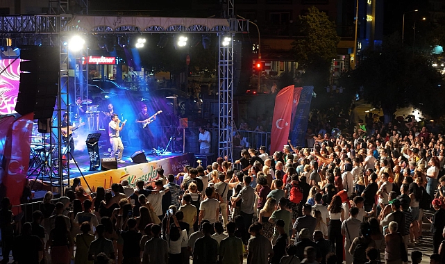 Aydın Büyükşehir Belediyesi ve Kuşadası Belediyesi, ortaklaşa düzenledikleri yaz konserleri ile vatandaşları kültür ve sanat etkinlikleriyle buluşturmayı sürdürüyor- Haber Şafak