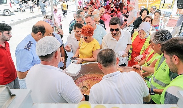 Bayraklı’da aşure bereketi 4 noktada 4 bin kişi ile paylaşıldı- Haber Şafak