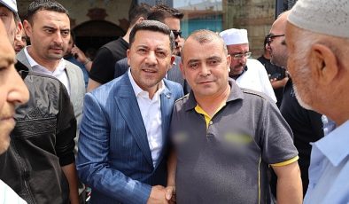 Cuma Namazını restorasyon çalışmaları tamamlanan Aşağı Bekdik Camii’nde kılan Nevşehir Belediye Başkanı Rasim Arı, namaz sonrasında aşure dağıtımına katıldı- Haber Şafak