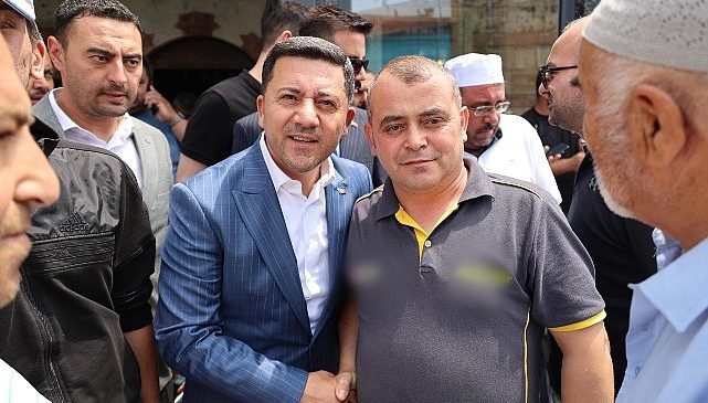 Cuma Namazını restorasyon çalışmaları tamamlanan Aşağı Bekdik Camii’nde kılan Nevşehir Belediye Başkanı Rasim Arı, namaz sonrasında aşure dağıtımına katıldı- Haber Şafak