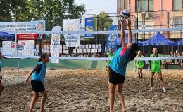 Gölcük Belediyesi yaz spor etkinlikleri kapsamında geleneksel olarak düzenlenen plaj voleybolu turnuvası, bu yıl da rekor katılımla başladı- Haber Şafak