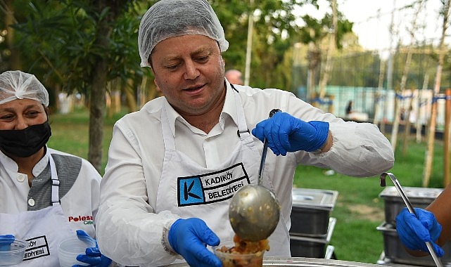 Kadıköy Belediyesi Muharrem ayı dolayısıyla 21 mahallede bereket, kardeşlik, birlik ve beraberliğin simgesi olan aşure ikramına devam ediyor- Haber Şafak