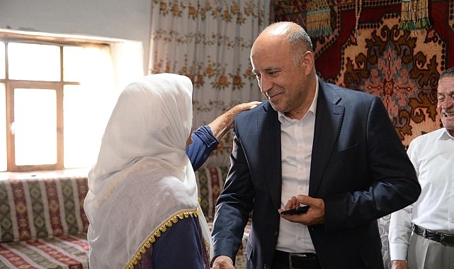 Kahramankazan Belediye Başkan Yardımcısı Cemal Öztürk, İçören Mahallesi’nde yaşayan ulu çınarları ziyaret etti- Haber Şafak