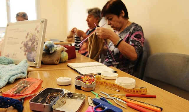 Karşıyaka’nın çınarları lösemili çocuklar için örüyor- Haber Şafak