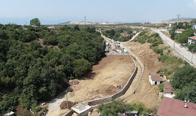 Kocaeli Büyükşehir Belediyesi İSU Genel Müdürlüğü tarafından Körfez ilçesi Hereke bölgesinde başlatılan dere ıslah çalışması hızla devam ediyor- Haber Şafak