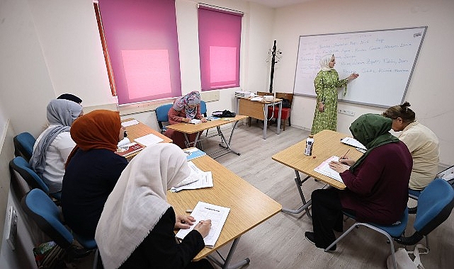 Konak’ta okuma yazma sevgisinin yaşı yok- Haber Şafak