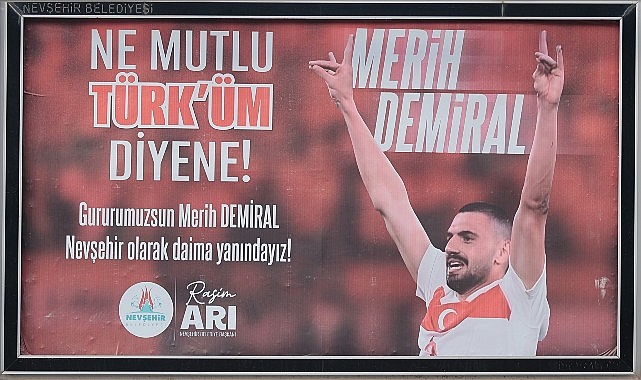 Nevşehir Belediye Başkanı Rasim Arı, bozkurt işareti yaptığı gerekçesiyle 2 maç men cezası alan Merih Demiral’a şehrin dört bir tarafına astırdığı billboardlarla destek verdi- Haber Şafak