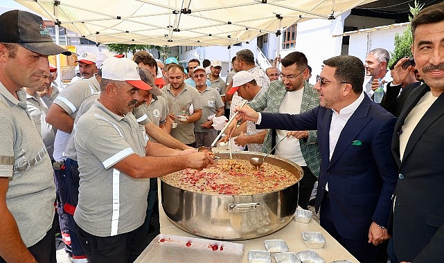 Nevşehir Belediye Başkanı Rasim Arı, Hizmet-İş Sendikası tarafından düzenlenen programda, hem hicri yılbaşı hem de Muharrem ayının başlangıcı dolayısıyla belediye personellerine aşure ikramında bulundu- Haber Şafak