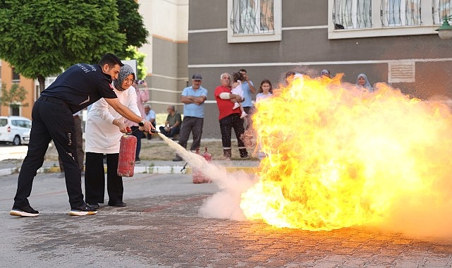 Nevşehir Belediyesi İtfaiyesi, Mehmet Akif Ersoy Mahallesi TOKİ Konutları’ndaki mahalle sakinlerine ve blok görevlilerine yangınla mücadele eğitimi verdi- Haber Şafak