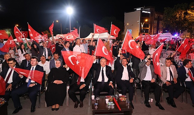 Nevşehirliler 15 Temmuz Demokrasi ve Milli Birlik Günü’nün yıldönümünde 8 yıl önce olduğu gibi yine meydanlarda aynı ruh ve heyecanla bir araya geldi- Haber Şafak