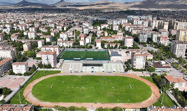 Selçuklu Belediye Başkanı Ahmet Pekyatırmacı, Selçuklu Belediyesi Yaz Spor Okulları futbol branşında eğitim gören öğrencileri ziyaret etti- Haber Şafak