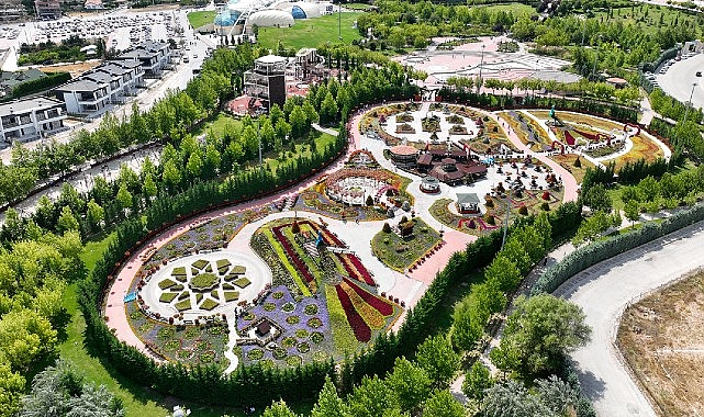 Selçuklu Çiçek Bahçesi 27 tür, 60 çeşitte 395 bin adet çiçekle ziyaretçilerini mest ediyor- Haber Şafak