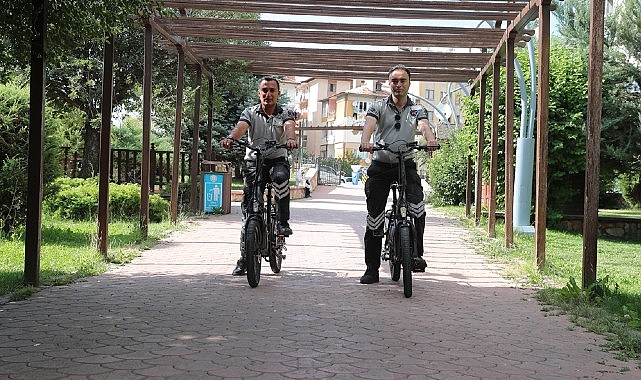 Sivas’ta park-bahçe ve mesire alanlarının güvenliğini sağlayan Belediye bünyesindeki güvenlikçiler, görevlerini artık elektrikli bisiklet ve scooterlar ile yapıyor- Haber Şafak