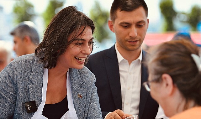 Üsküdar Belediye Başkanı Sinem Dedetaş, Muharrem Ayı dolayısıyla düzenlenen programda vatandaşlara aşure ikramında bulundu- Haber Şafak