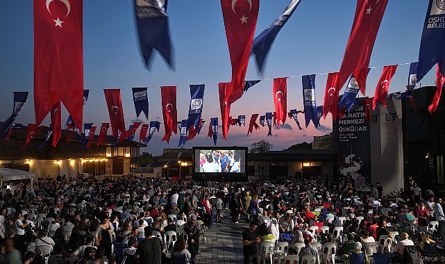 Üsküdar Belediyesi ev sahipliğinde açık alanlarda yapılan geleneksel sinema günlerinin ilki “Neşeli Günler” film gösterimiyle başladı- Haber Şafak