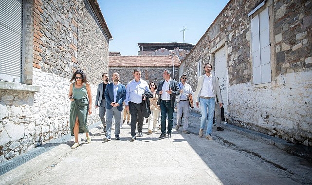 Başkan Tugay ve Mahir Polat tarihi Basmane semtinde incelemelerde bulundu- Haber Şafak