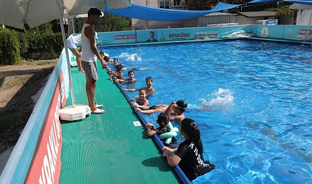 Bayraklı’da 20 çocuk ilk kez havuzla tanıştı- Haber Şafak