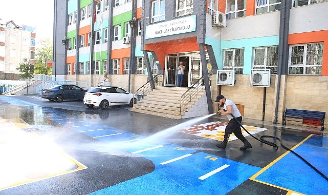 Bayrampaşa’da okullar temizleniyor, öğrencilere kırtasiye malzemeleri hediye ediliyor- Haber Şafak