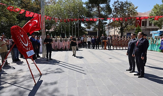Bu yıl 1-4 Ağustos tarihlerinde kutlanan Uluslararası Karaman Türk Dünyası Şöleni, çelenk sunma töreni ile başladı.- Haber Şafak