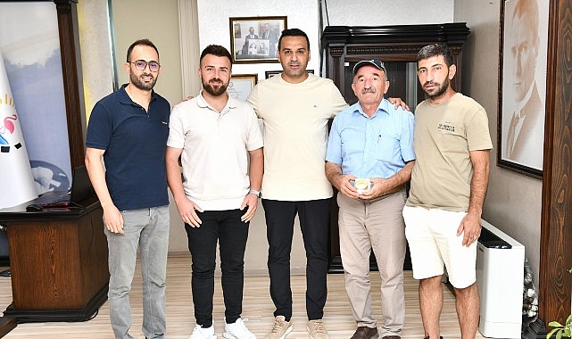 Çiğli Belediyesi İşçileri Buldukları Altını Sahibine Ulaştırdı- Haber Şafak
