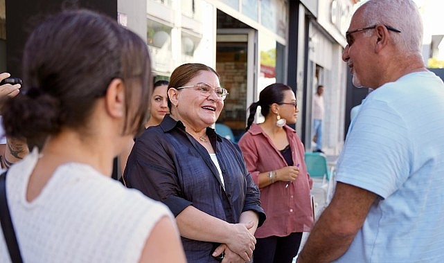 Didim Belediye Başkanı Hatice Gençay, ilçenin en işlek caddelerinden birisi olan Kurtuluş Caddesi’nde esnaf ve vatandaşlarla bir araya geldi.- Haber Şafak