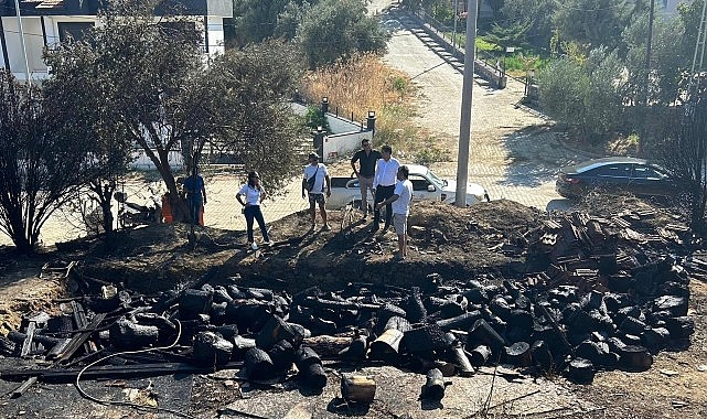 Dün akşam saatlerinde Pelitköy Mahallesi, Grupkent mevkiinde futbol ve basketbol sahalarının bulunduğu alanda çıkan yangın, rüzgarın etkisiyle kısa sürede şiddetini artırarak çevrede endişe yarattı.- Haber Şafak