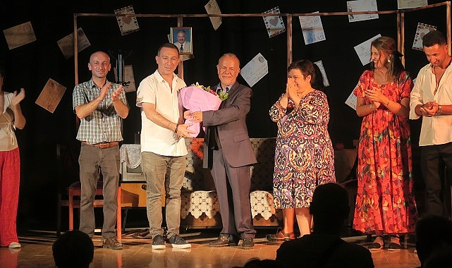 Foça Belediye Tiyatrosu, ‘Rumuz Goncagül’ oyunu ile izleyicilerden büyük alkış topladı.- Haber Şafak