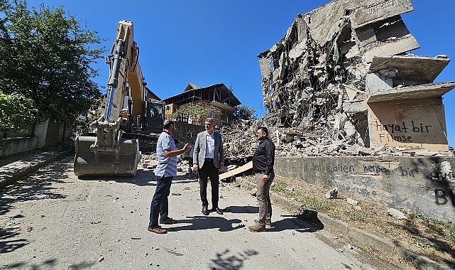 Gölcük Belediyesi, ilçedeki riskli yapıları bir bir yıkarak ortadan kaldırmaya devam ediyor.- Haber Şafak