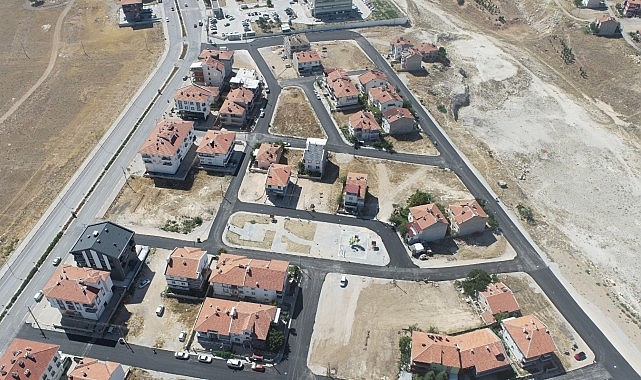 Karaman Belediyesi, şehrin ihtiyaçları doğrultusunda; asfalt, yürüyüş yolu ve park düzenleme çalışmalarına devam ediyor.- Haber Şafak