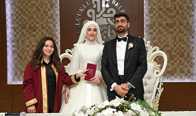 Konya’nın ilk ve tek kadın nikah memuru Esra Solak, Selçuklu Belediyesi Evlendirme Memurluğu’nda görevini başarı ile yürütüyor.  – Haber Şafak