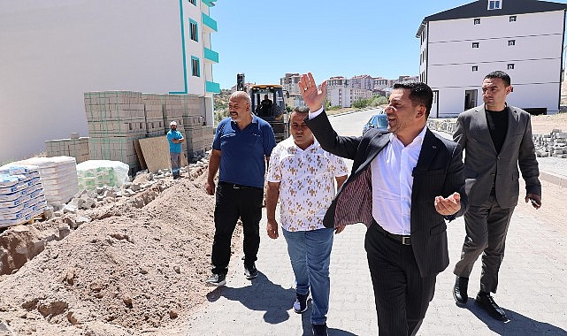 Nevşehir Belediye Başkanı Rasim Arı, Mehmet Akif Ersoy Mahallesi’nde gerçekleştirilen altyapı çalışmalarını inceledi.- Haber Şafak